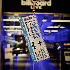 全席チケット型アクリルキーホルダー付き(公演毎にデザインが異なります)