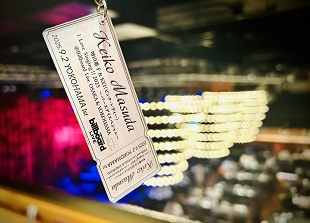 全席チケット型アクリルキーホルダー付き(デザインは振替前公演のものとなります)