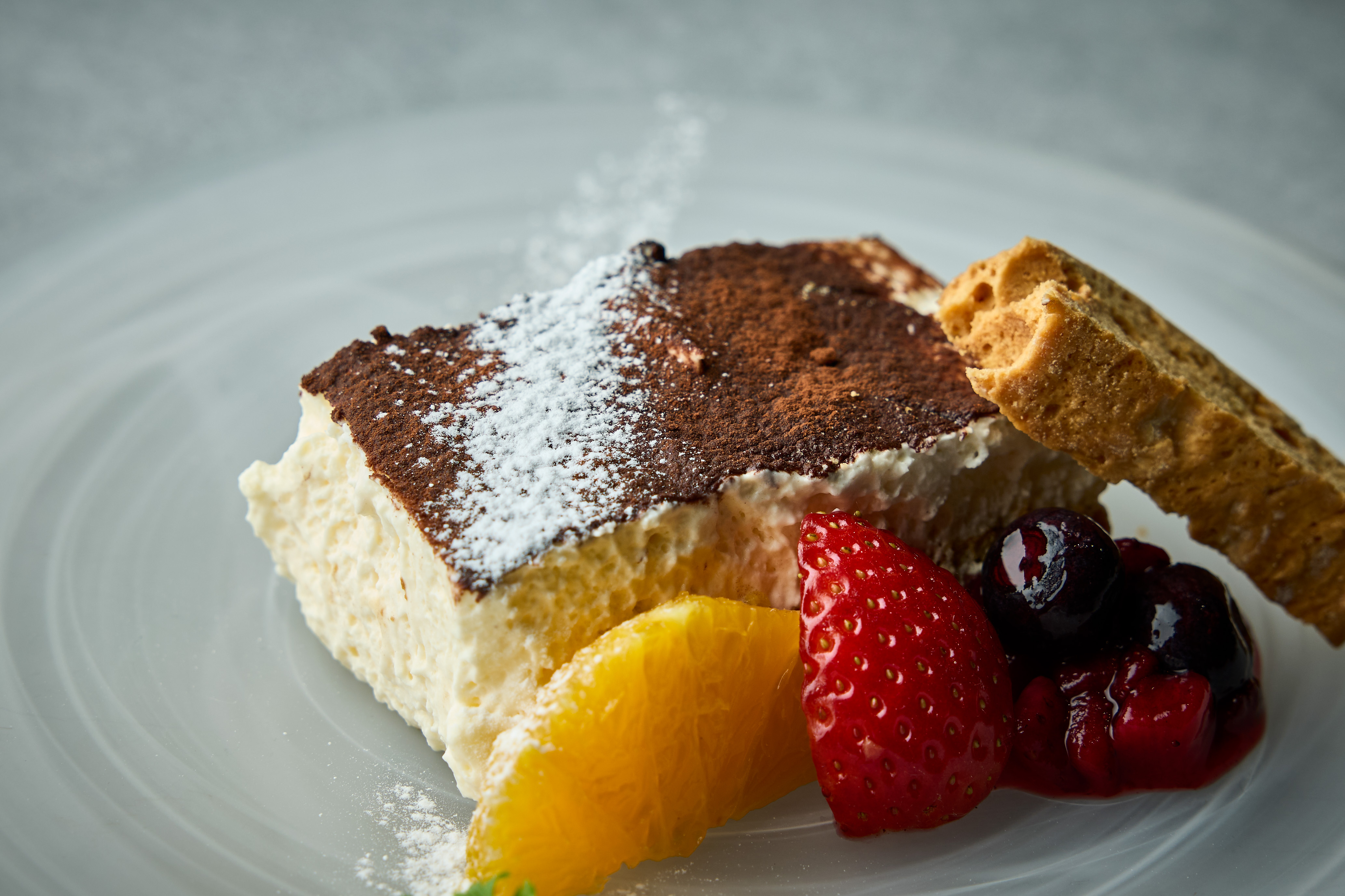 ティラミス 季節のフルーツ添えの画像