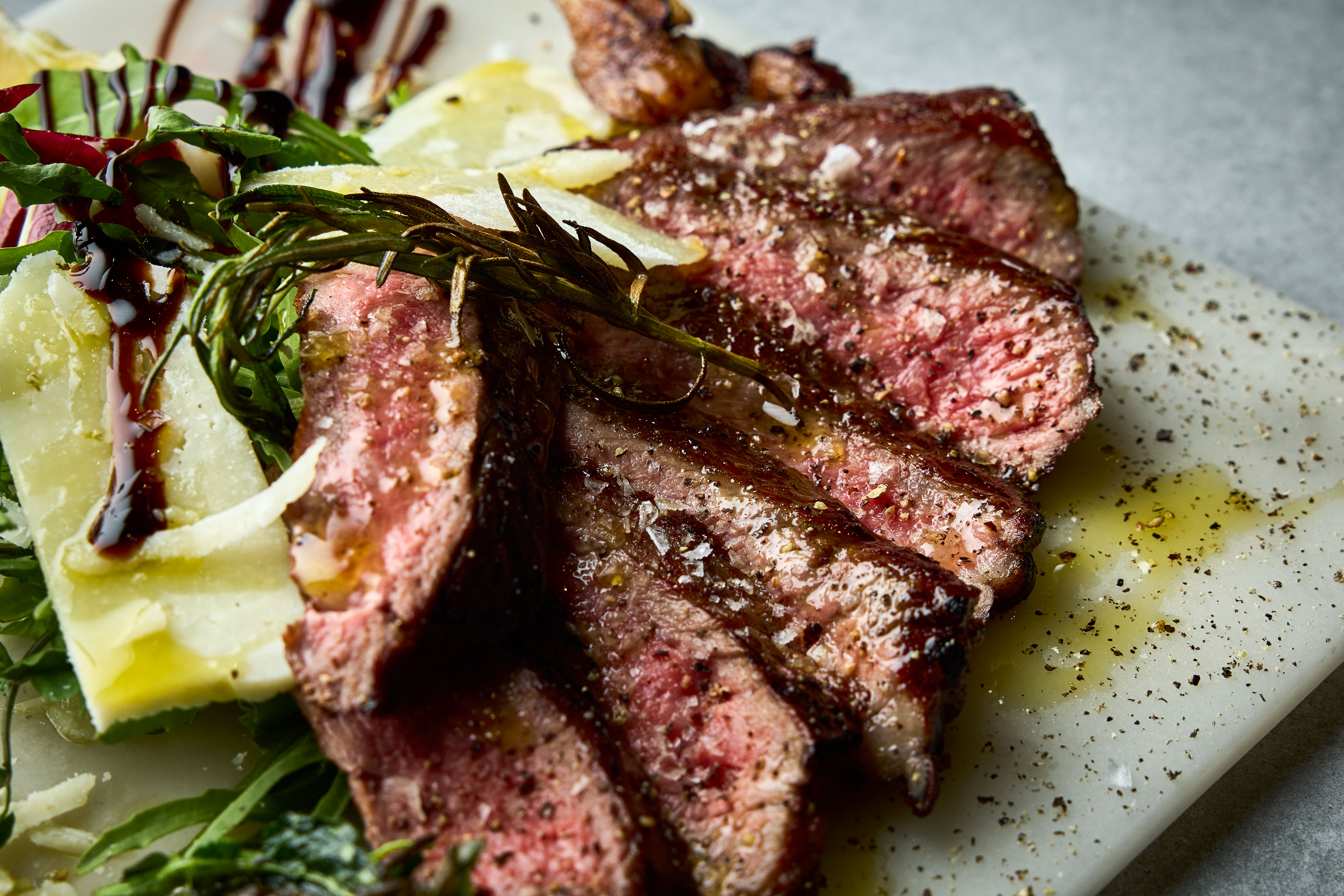 湘南しらなみ熟成ビーフの薪焼 トスカーナ風タリアータの画像