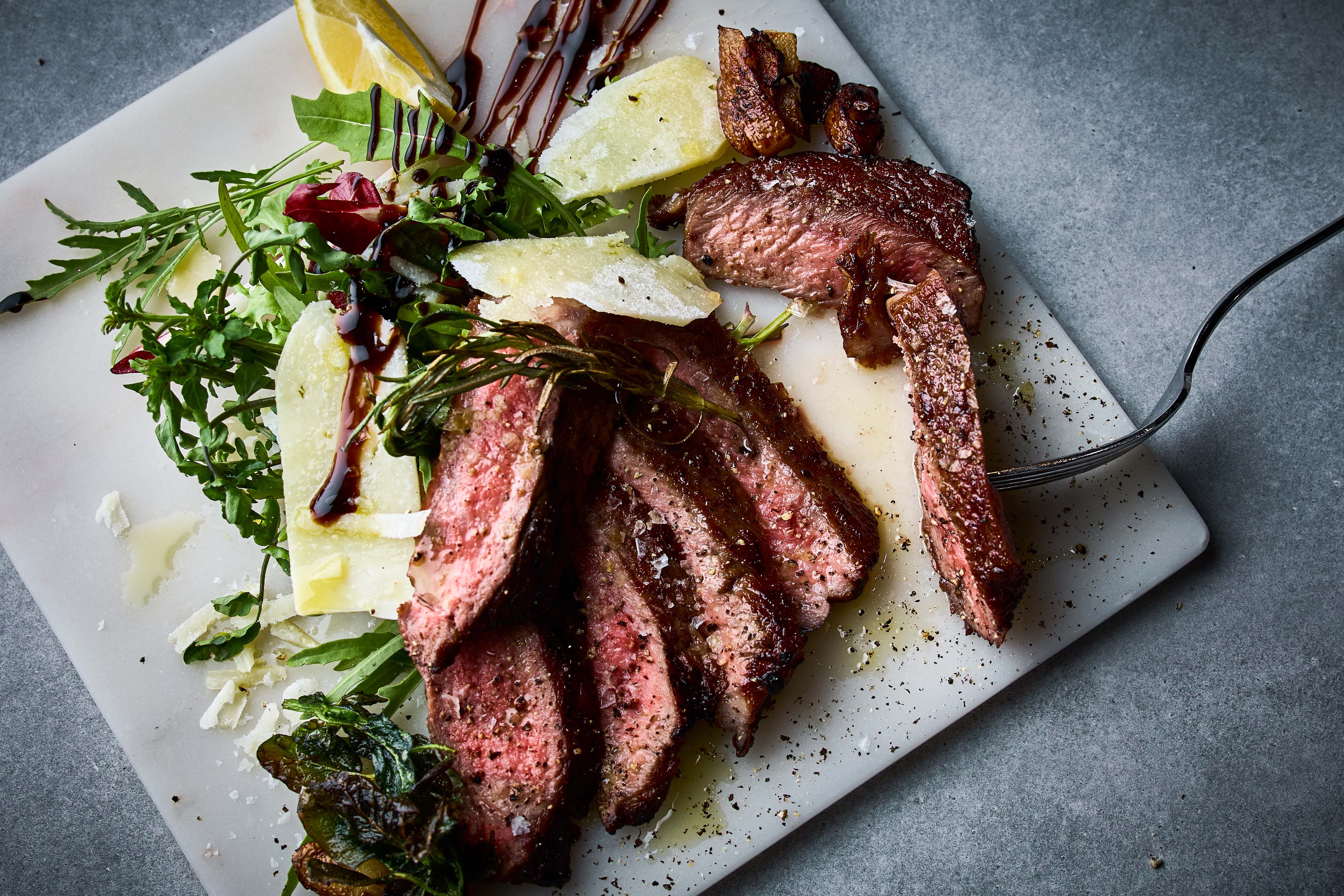 湘南しらなみ熟成ビーフの薪焼 トスカーナ風タリアータの画像