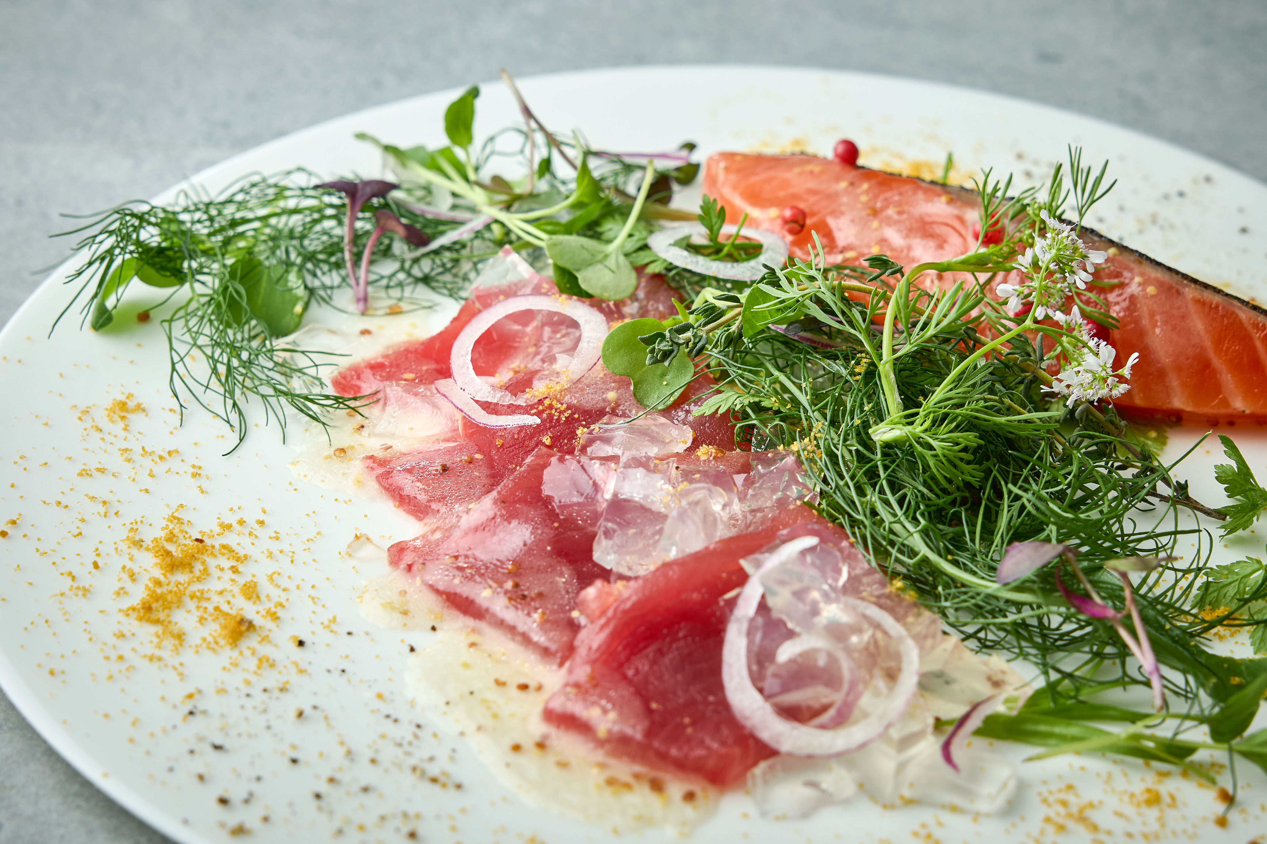 2種の魚介のカルパッチョ 数種のエルブのプロバンス風の画像